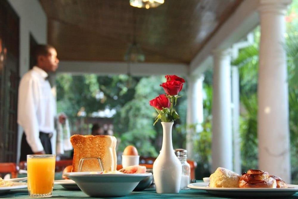 Bronte Hotel Harare Extérieur photo